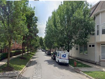 La Policía de Chicago continúa investigando el intento de robo de un convertidor catalítico de un automóvil a la altura de la cuadra 2900 norte de la avenida Wolcott, en Lakeview. Foto Google Maps