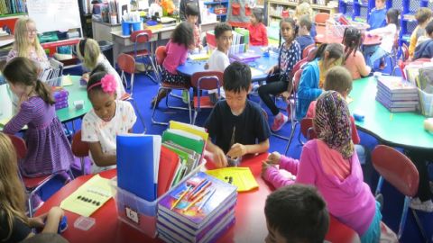 El maestro sustituto ha sido acusado de tocarse ‘inapropiadamente’ mientras estaba en clase en Walt Disney Magnet School en Uptown.