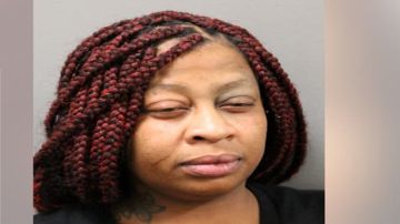 Titania Finley  de 39 años fue acusada de golpear varias veces con un bate a una mujer de 27 años. Foto captura Fox 32 Chicago