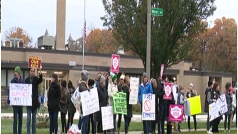 Algunos padres y estudiantes se manifestaron frente a la escuela primaria Emerson en Elmhurst el jueves por la mañana en solidaridad con el estudiante Emmett Thompson que no quiere usar mascarilla en el aula. Foto Captura Fox 32 Chicago