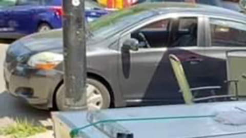 El paletero Ananías Ocampo, de 77 años, junto a su carrito en una esquina de Pilsen. (Cortesía Hilda Burgos)