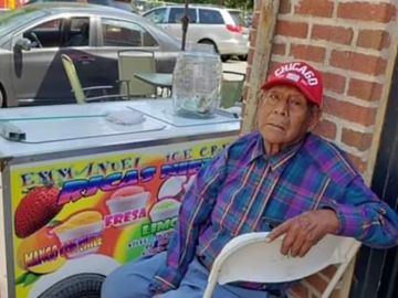 El paletero Ananías Ocampo, de 77 años, junto a su carrito en una esquina de Pilsen. (Cortesía Hilda Burgos)
