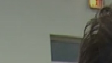 El pastor de la iglesia de Pilsen dice que el comedor y la colecta de abrigos están en peligro ya que adeudan el pago de la factura de agua. Foto captura CBS2 Chicago