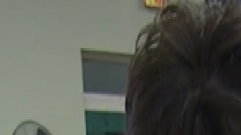 El pastor de la iglesia de Pilsen dice que el comedor y la colecta de abrigos están en peligro ya que adeudan el pago de la factura de agua. Foto captura CBS2 Chicago