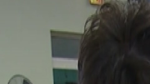 El pastor de la iglesia de Pilsen dice que el comedor y la colecta de abrigos están en peligro ya que adeudan el pago de la factura de agua. Foto captura CBS2 Chicago