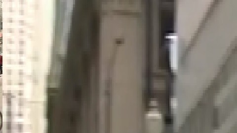 (Der.) El presidente de la FOP de Chicago John Catanzara está acusado de violar 11 reglas del Departamento de Policía de Chicago. Foto captura ABC7 Chicago