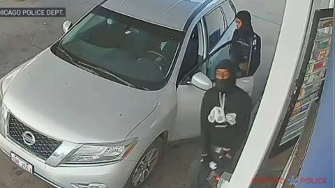 El Departamento de Policía de Chicago publicó un video de vigilancia en el que se ve a dos personas presuntamente implicadas en el tiroteo fatal de un adolescente de 14 años asesinado en el barrio de Roseland al sur de Chicago. Foto captura NBC5 Chicago