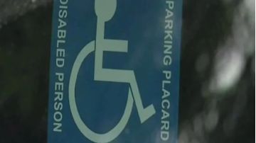 Cuidado con estacionarse de manera ilegal en un espacio reservado para personas con discapacidades  ya que además de ser multado le podrían suspender la licencia de manejo en Illinois. Foto captura NBC5 Chicago