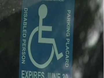 Cuidado con estacionarse de manera ilegal en un espacio reservado para personas con discapacidades  ya que además de ser multado le podrían suspender la licencia de manejo en Illinois. Foto captura NBC5 Chicago