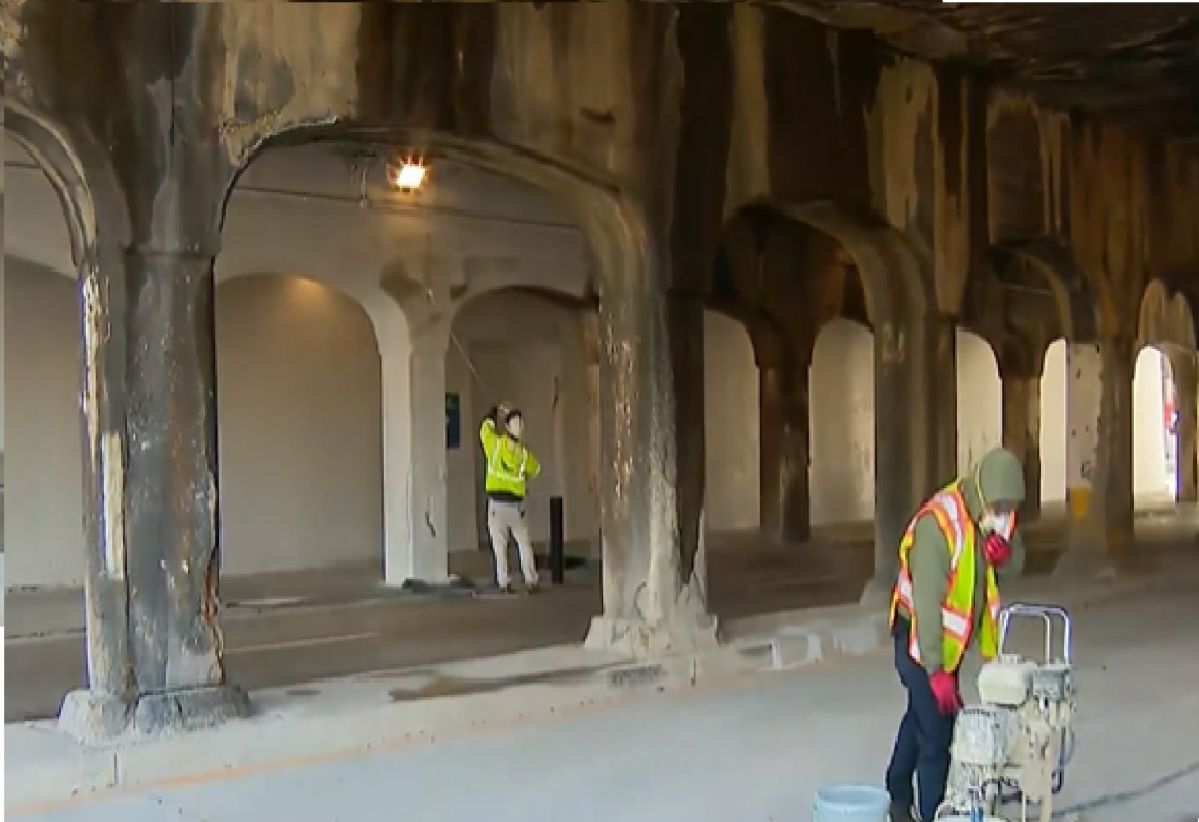 Culminan los trabajos de pintura y reparación de un viaducto en La Villita. Foto captura CBS 2. 