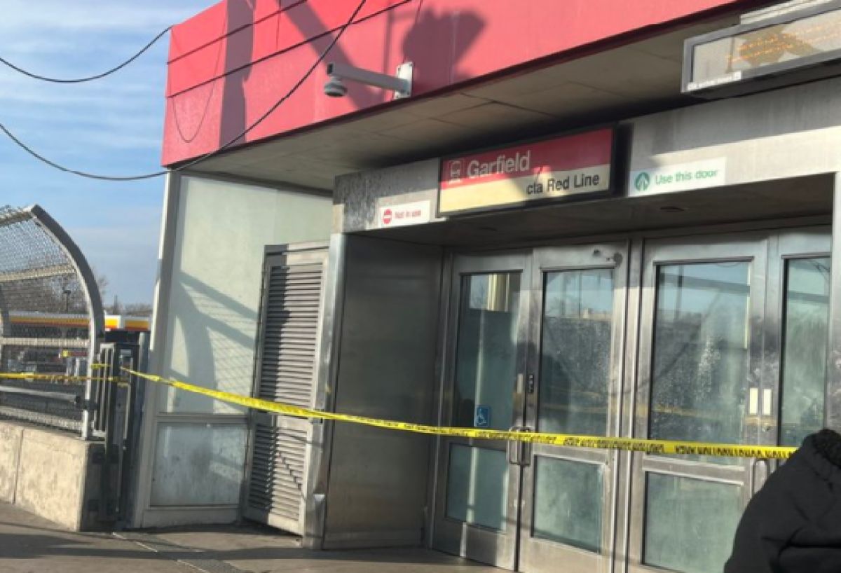  Sospechosos dispararon a tres hombres afuera de la estación Garfield de la línea roja de la CTA. Foto Twitter CBS2
