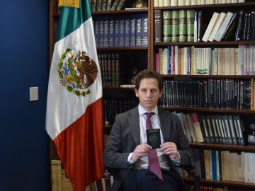 Jaime Vázquez Bracho, director general de Servicios Consulares de la Secretaría de Relaciones Exteriores de México, habló con La Raza sobre la emisión del nuevo pasaporte electrónico mexicano. (Belhú Sanabria / La Raza)