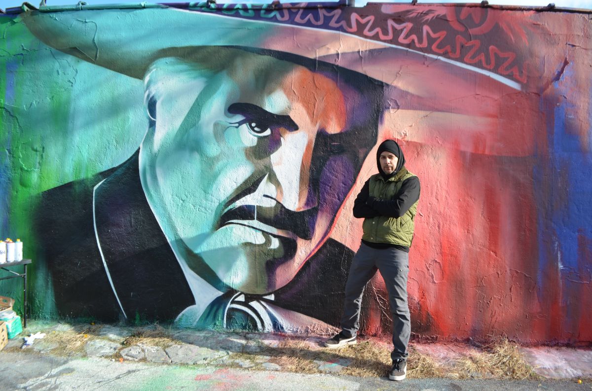 El mural de Vicente Fernández y su creador, el artista Milton Coronado, en el barrio Logan Square. (Belhú Sanabria / La Raza)