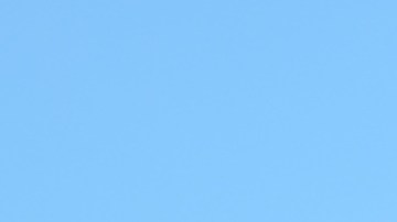 Este arco de azulejos con dos torres de cúpula y una pancarta de metal que dice “Bienvenidos a Little Village” fue edificado al estilo de la arquitectura mexicana.