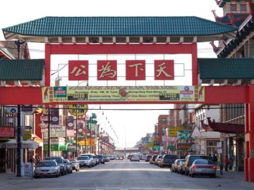 La policía alerta por robos a empresarios de Chinatown.