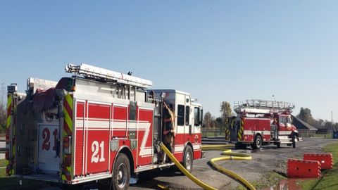 Los equipos de bomberos trabajaron durante horas para extinguir el incendio en el edificio de apartamentos en Cicero. Foto extraída del Facebook del Departamento de Bomberos de Cicero