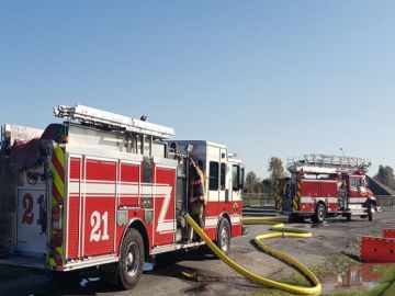 Los equipos de bomberos trabajaron durante horas para extinguir el incendio en el edificio de apartamentos en Cicero. Foto extraída del Facebook del Departamento de Bomberos de Cicero