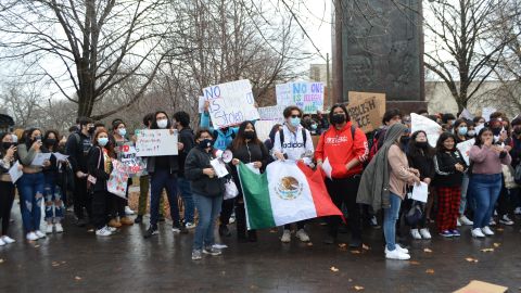 Estudiantes de cuatro escuelas de CPS abogan por un camino a la ciudadanía para los inmigrantes indocumentados. (Belhú Sanabria / La Raza)