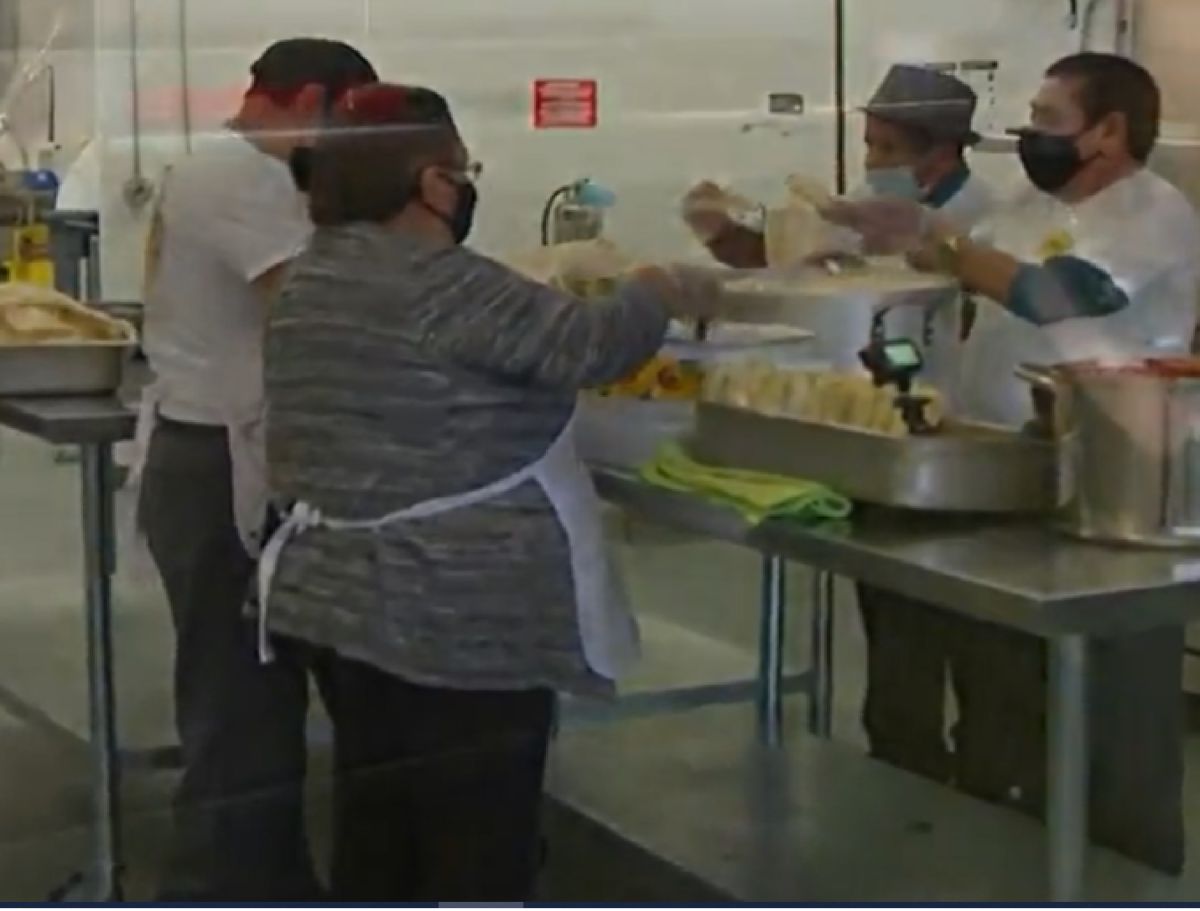 Vendedores ambulantes recaudan fondos para renovar su cocina compartida. Foto captura WGN