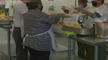 Vendedores ambulantes recaudan fondos para renovar su cocina compartida. Foto captura WGN