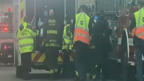 El Departamento de Policía de Chicago está trabajando en estrecha colaboración con la CTA para identificar a las personas responsables del ataque injustificado al operador de tren y asegurarse a que se enfrenten a las sanciones más severas posibles. Foto captura ABC7 Chicago