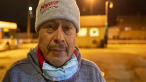 Gonzalo García, de 58 años  un conocido vendedor ambulante del barrio de Belmont Cragin en Chicago fue golpeado y robado por un grupo de adolescentes. Foto Tyler LaRiviere/Sun-Times (Extraída de la página de GoFundMe).