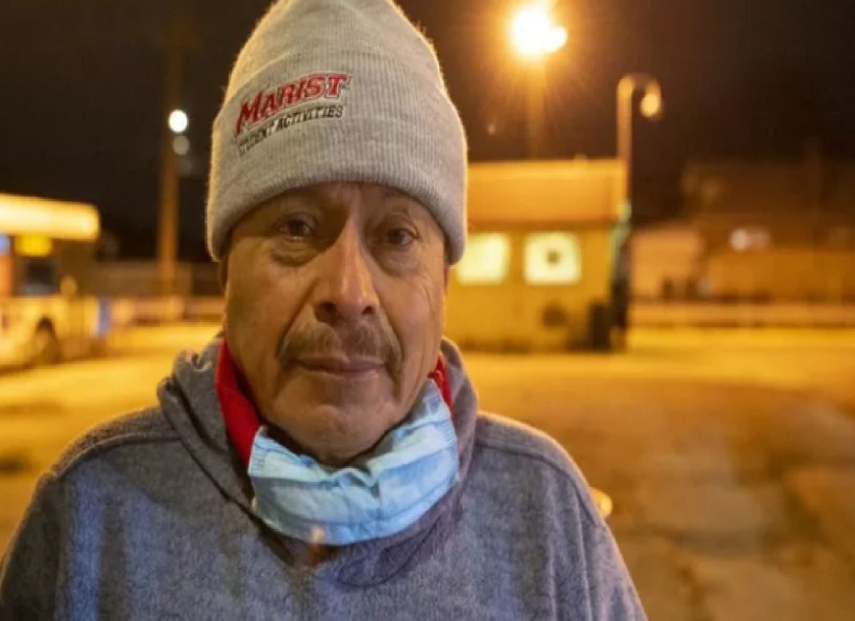 Gonzalo García, de 58 años  un conocido vendedor ambulante del barrio de Belmont Cragin en Chicago fue golpeado y robado por un grupo de adolescentes. Foto Tyler LaRiviere/Sun-Times (Extraída de la página de GoFundMe).
