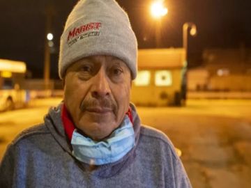 Gonzalo García, de 58 años  un conocido vendedor ambulante del barrio de Belmont Cragin en Chicago fue golpeado y robado por un grupo de adolescentes. Foto Tyler LaRiviere/Sun-Times (Extraída de la página de GoFundMe).