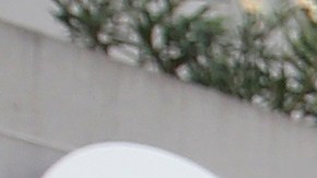 Seguidores cantan afuera del hospital donde falleció el cantante mexicano Vicente Fernández, en la ciudad de Guadalajara, México.