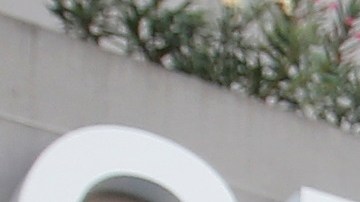 Seguidores cantan afuera del hospital donde falleció el cantante mexicano Vicente Fernández, en la ciudad de Guadalajara, México.