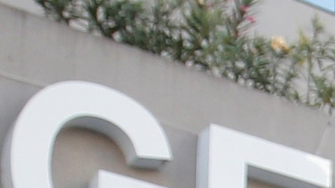 Seguidores cantan afuera del hospital donde falleció el cantante mexicano Vicente Fernández, en la ciudad de Guadalajara, México.