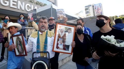 Seguidores cantan afuera del hospital donde falleció el cantante mexicano Vicente Fernández, en la ciudad de Guadalajara, México.