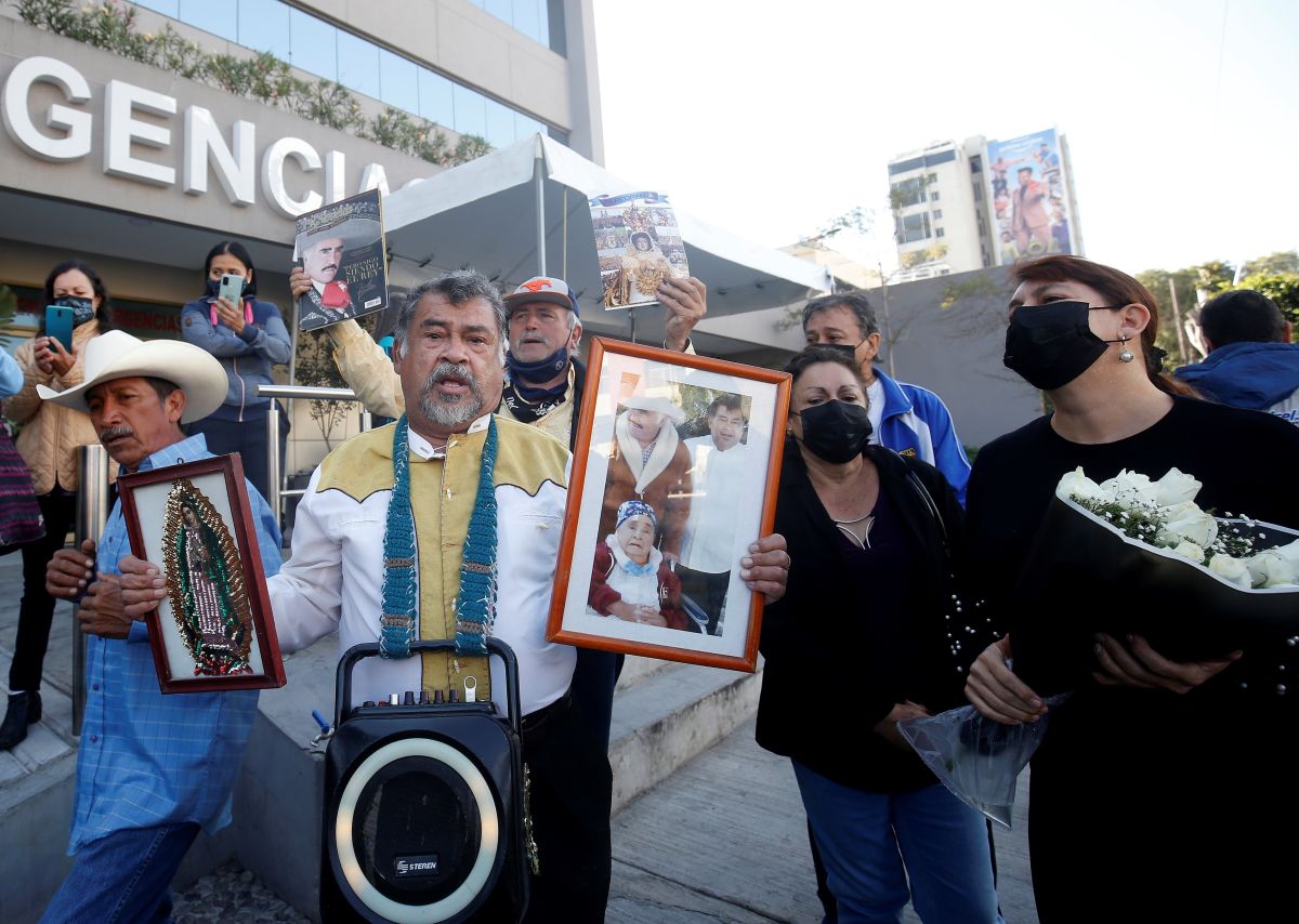 Seguidores cantan afuera del hospital donde falleció el cantante mexicano Vicente Fernández, en la ciudad de Guadalajara, México.