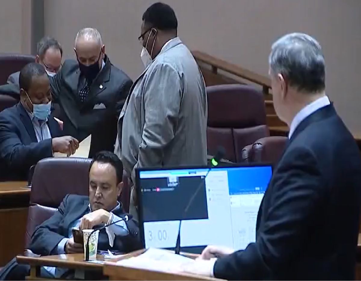 Siguen los argumentos entre los miembros afroamericanos y latinos del concilio municipal en cuanto a establecer los nuevos límites de los distritos. Foto Fox 32 Chicago