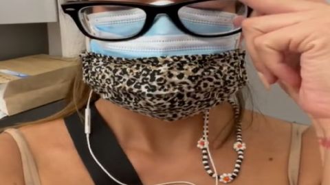 La maestra de Chicago Marisa Fotieo compartió un video en la red social TikTok en el que cuenta su historia en pleno vuelo. Foto red social TikTok