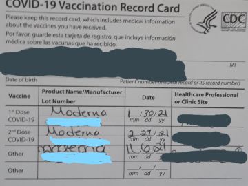 Las tarjetas de registro de vacunación de covid-19 las otorga la CDC como prueba de que la persona ha recibido las vacunas contra el coronavirus.
