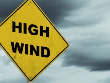 Los cortes de energía eléctrica se producen cuando fuertes ráfagas de viento, a veces superiores a 60 millas por hora en Chicago. Foto extraída de Facebook de West CPD