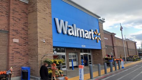 La Policía de Niles está tras los pasos de dos sospechosos que asaltaron a una mujer a punta de cuchillo afuera de la tienda Walmart. Foto Google Maps