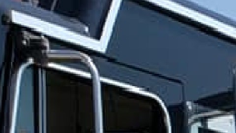 El jefe del Distrito de Protección contra Incendios de Hampshire, Trevor Herrmann, le dijo al diario Chicago Tribune que dos empleados estaban limpiando un tanque dentro de uno de los edificios cuando ocurrió la explosión. Foto extraída del Facebook del Departamento de Bomberos de Hampshire