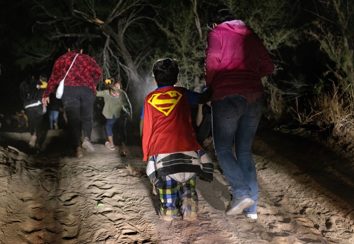 Familias con niños se arriesgan a llegar a EE.UU. en busca de asilo.