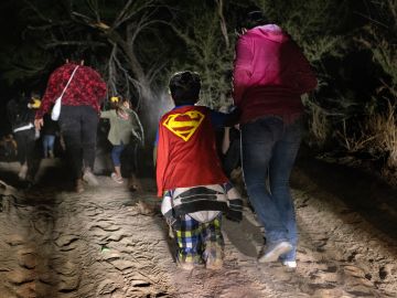 Familias con niños se arriesgan a llegar a EE.UU. en busca de asilo.