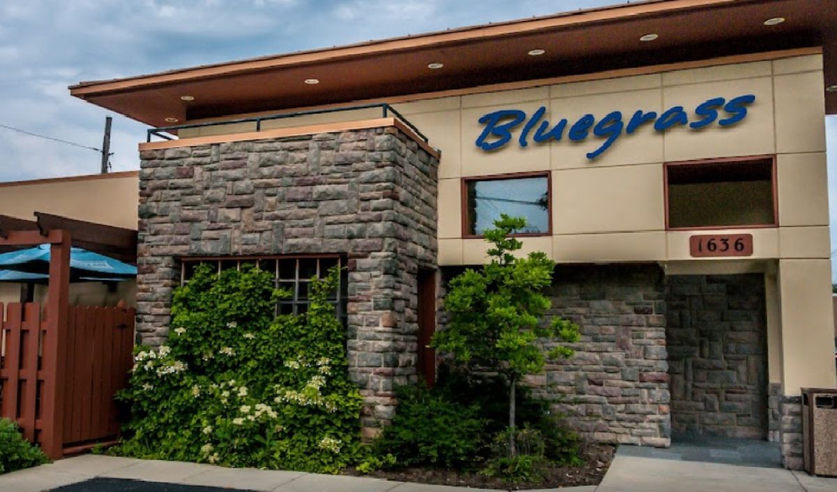 El propietario del restaurante Bluegrass en Highland Park dice que están perdiendo entre 15 a 30 personas al día debido al mandato de prueba de vacunación de covid-19. 