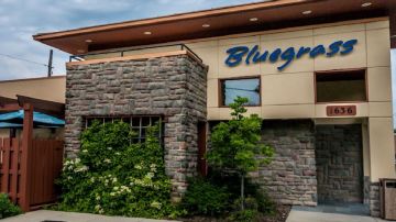 El propietario del restaurante Bluegrass en Highland Park dice que están perdiendo entre 15 a 30 personas al día debido al mandato de prueba de vacunación de covid-19.