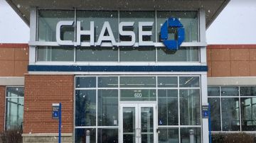 El sospechoso robó en una sucursal del banco Chase ubicada en el 600 oeste Lake Road. Foto Google Maps