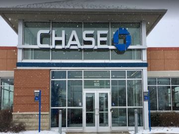 El sospechoso robó en una sucursal del banco Chase ubicada en el 600 oeste Lake Road. Foto Google Maps