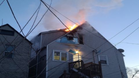 El fuego de la vivienda fue extinguido alrededor de las 5:15 pm no se reportaron personas heridas. Foto Cortesía Chicago Fire Media