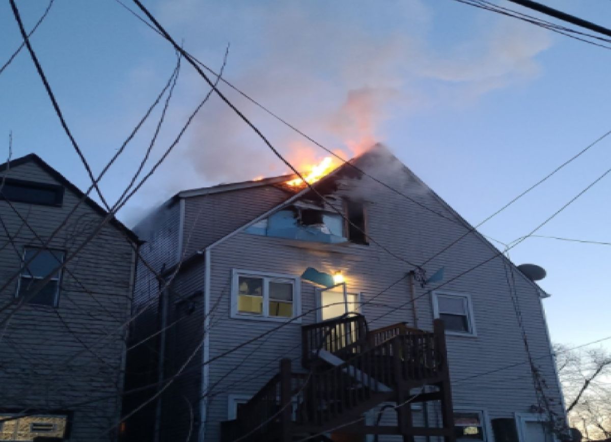 El fuego de la vivienda fue extinguido alrededor de las 5:15 pm no se reportaron personas heridas. Foto Cortesía Chicago Fire Media