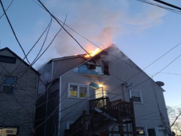El fuego de la vivienda fue extinguido alrededor de las 5:15 pm no se reportaron personas heridas. Foto Cortesía Chicago Fire Media