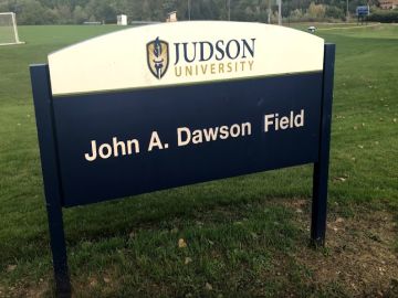 La Universidad de Judson está ubicada en el 1151 norte de la calle State en el suburbio de Elgin, en Illinois.
