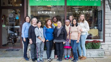 Participantes en de Re:New Project, organización que ofrece apoyo a mujeres refugiadas en Illinois. (Cortesía Re:New)